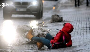 Izlīmējos uz ledus, sasitos un gribu atlīdzību – vai ietves saimnieks maksās?