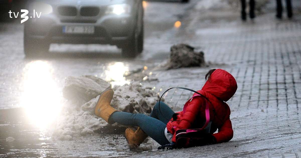 Izlīmējos uz ledus, sasitos un gribu atlīdzību – vai ietves saimnieks maksās?