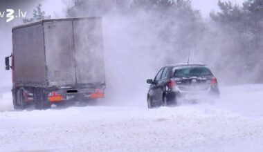 Kurzemē apledojis Ventspils šosejas posms un vairāki reģionālie ceļi