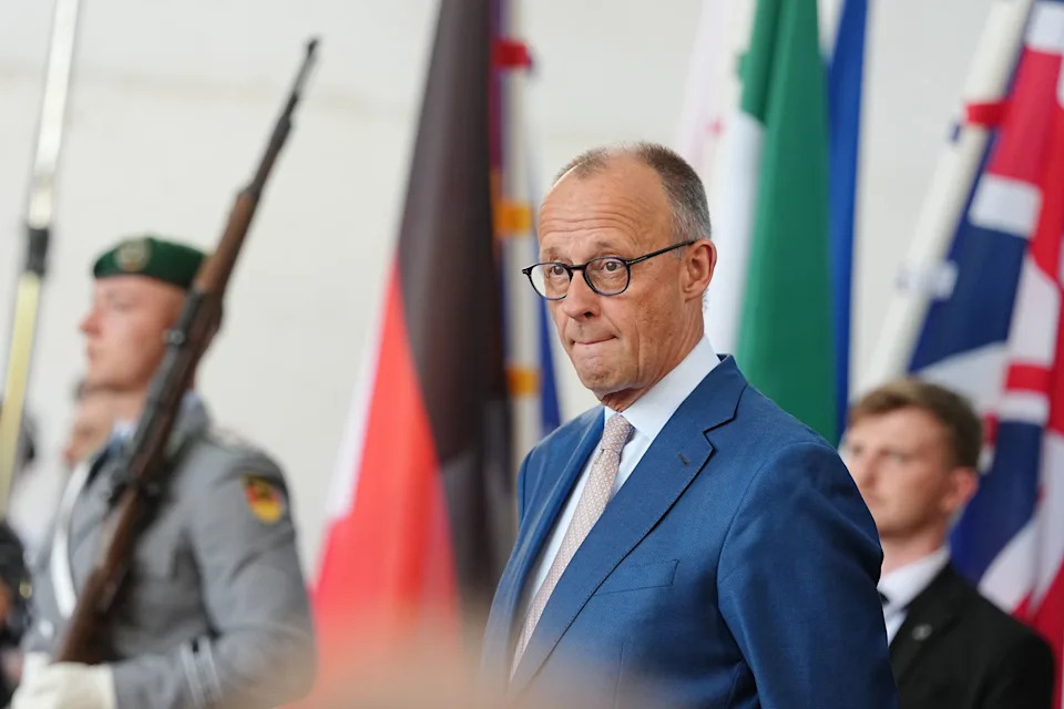 Chancellor Friedrich Merz welcoming Italian Prime Minister Meloni at the start of the E5 summit of leading European nations ahead of the upcoming NATO summit, in front of the Federal Chancellery. (is associated with: «Merz says Europeans will 'make a success' of NATO summit in Ankara») Kay Nietfeld/dpa