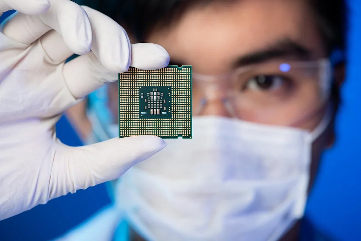 ASML vs. Taiwan Semiconductor: Which Semiconductor Monopoly Is the Safer Investment?