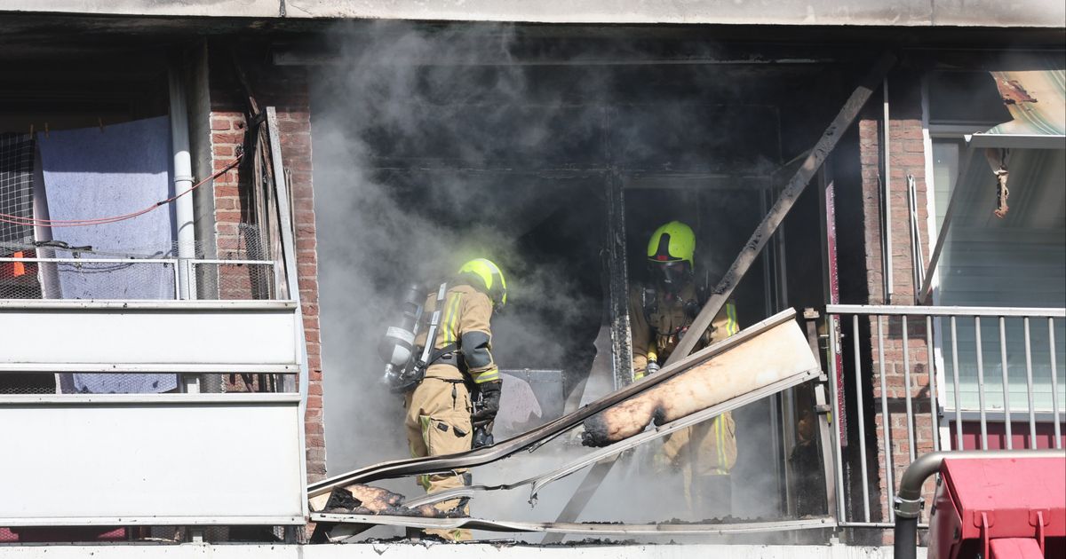 Meerdere explosies in flat van 12 verdiepingen, deel gevel ligt eruit - Omroep West