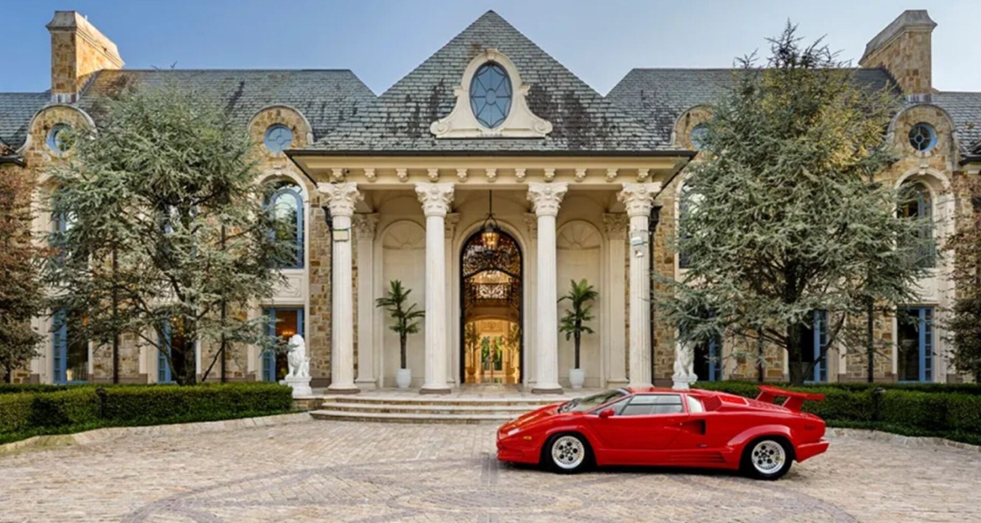 Villa in New Jersey met binnen- en buitenzwembaden staat te koop