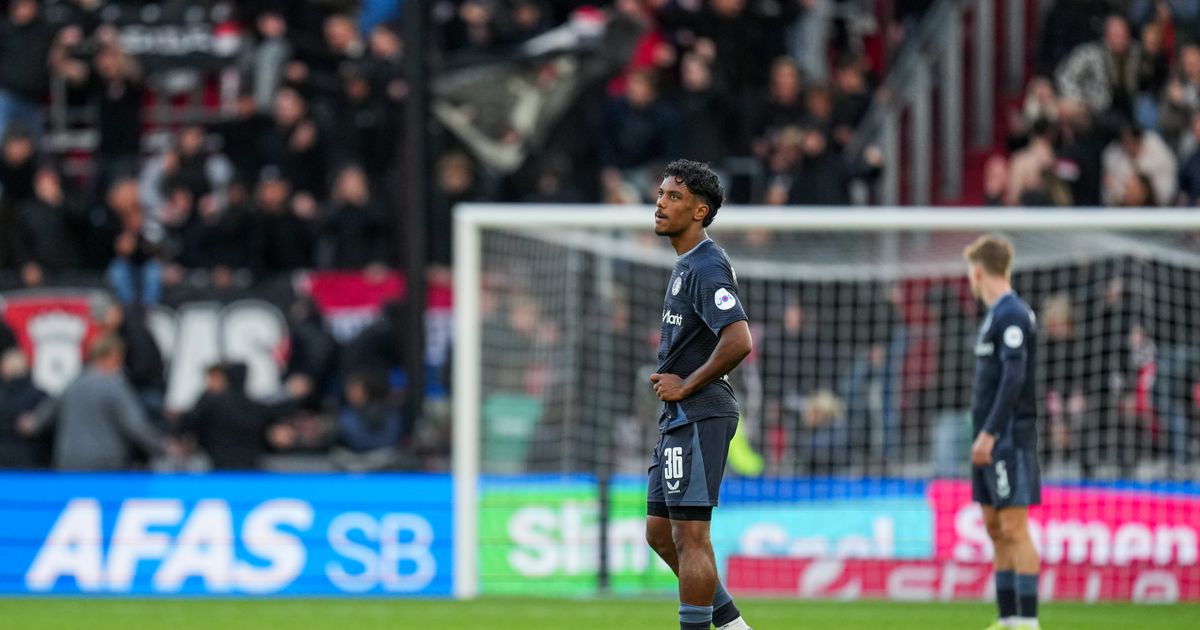 Feyenoord verspeelt overwinning bij AZ na fout van schlemiel Slory