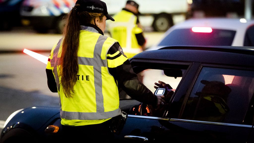 Grote alcoholcontrole in Rotterdam, 17 rijbewijzen ingevorderd