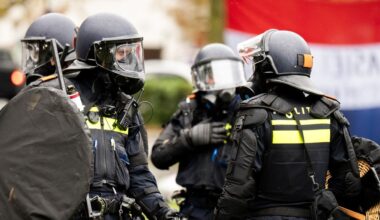 Politievakbond wil meer wapens voor ME na rellen Den Haag