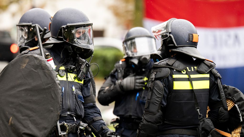 Politievakbond wil meer wapens voor ME na rellen Den Haag