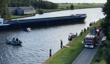 Aanvaring binnenvaartschip en jacht in Fries kanaal, twee personen uit water gehaald