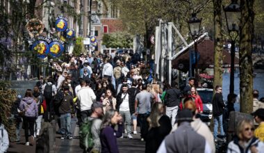 Amsterdammers spannen zaak aan tegen gemeente om massatoerisme