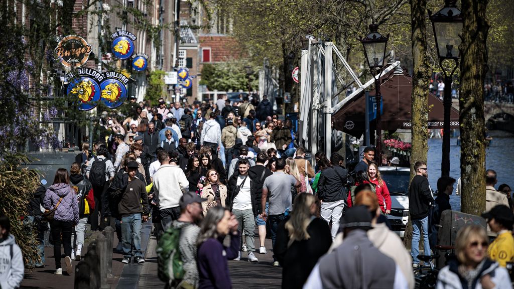 Amsterdammers spannen zaak aan tegen gemeente om massatoerisme