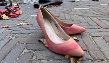 Politici protesteren met hun schoenen tegen femicide