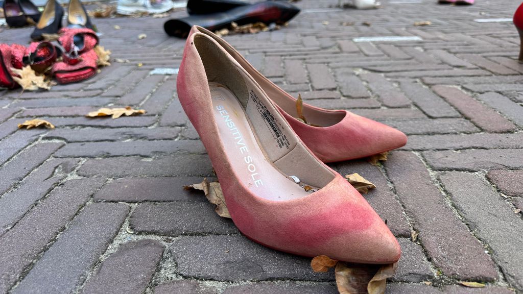 Politici protesteren met hun schoenen tegen femicide