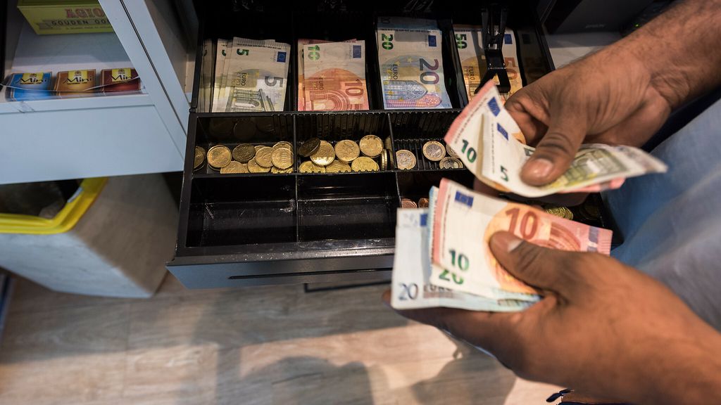 Economie blijkt harder te groeien dan gedacht, huishoudens geven meer uit