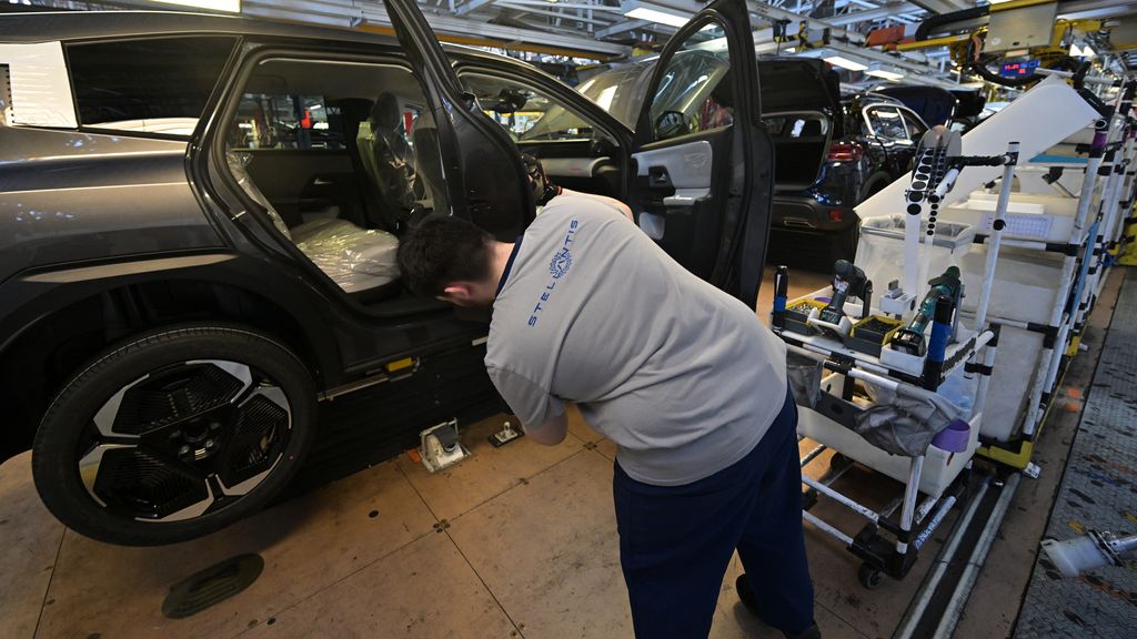 Autogigant Stellantis schort productie Fiat en Opel op, vraag valt tegen