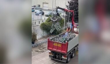 De fietsenrekken werden met fiets en al in de vuilcontainer gekieperd.