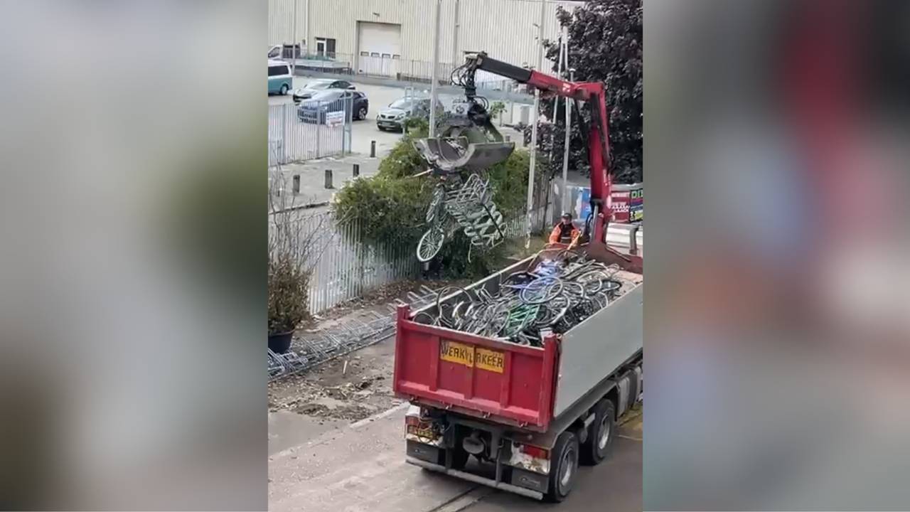 De fietsenrekken werden met fiets en al in de vuilcontainer gekieperd.
