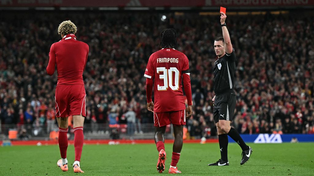 Liverpool door in League Cup door late goal Ekitike, die rood pakt na vieren treffer