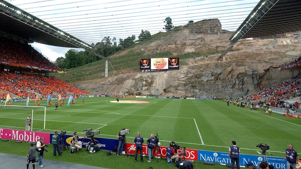 Feyenoord treft Braga in iconisch stadion tegen de rotsen, bouw kende veel uitdagingen