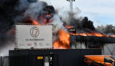 Grote brand in bakkersbedrijf Middelburg, provinciale weg dicht om rook
