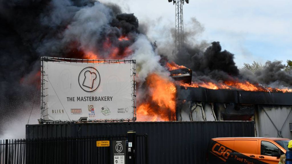 Grote brand in bakkersbedrijf Middelburg, provinciale weg dicht om rook
