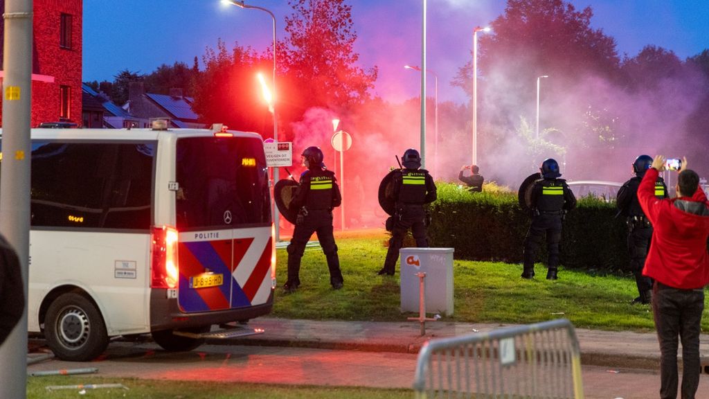 Koranverbranding bij azc in Hoofddorp loopt uit de hand