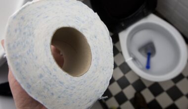 Vrouw plast in emmer en gooit inhoud over vloer van tuincentrum Roosendaal