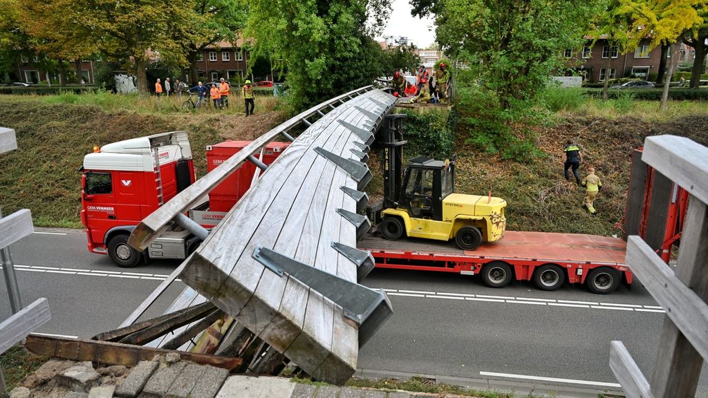 Loopbrug Tilburg meegesleurd bij botsing met vrachtwagen, voetganger bekneld