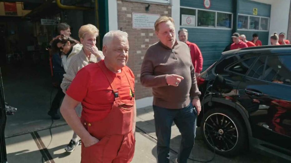 Oos geeft werknemer Frans een nieuwe auto