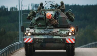 Militaire colonne met houwitsers rijdt morgen 200 kilometer door Nederland