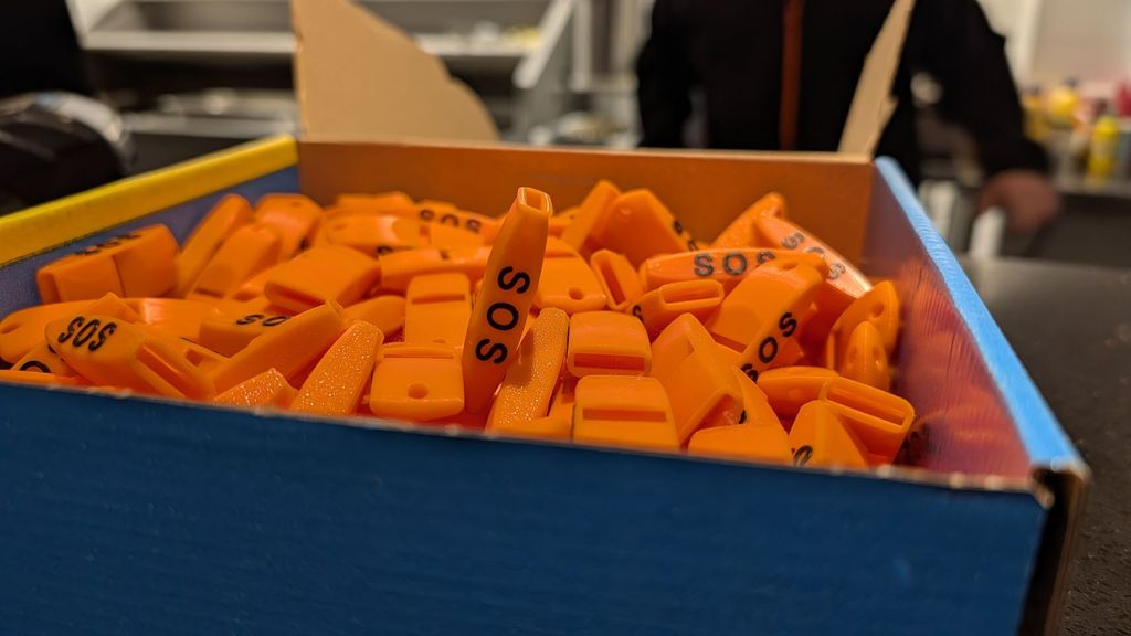 Veel animo voor gratis SOS-fluitjes voor vrouwen in Zeewolde