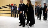 De voormalig president Nicolas Sarkozy en zijn vrouw Carla Bruni staan journalisten te woord na de uitspraak van de rechter. Foto Stephanie Lecocq/Reuters 