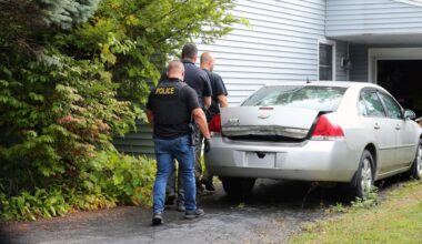 Man bekent moord op ouders in tv-interview, wordt gearresteerd