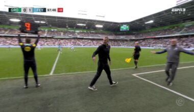 Robin van Persie is woest op Dick Lukkien en laat zich helemaal gaan