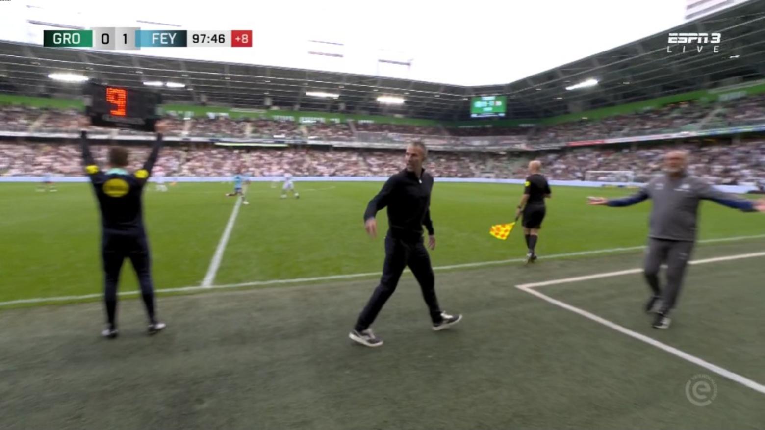 Robin van Persie is woest op Dick Lukkien en laat zich helemaal gaan