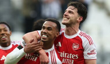 Arsenal klopt Newcastle in spectaculair slotoffensief en nadert Liverpool