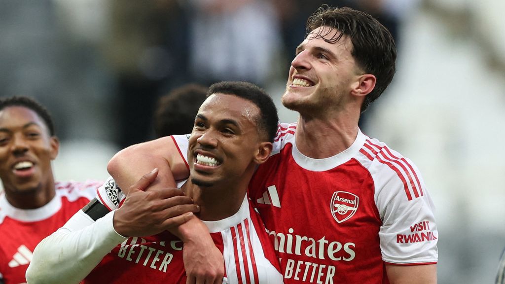 Arsenal klopt Newcastle in spectaculair slotoffensief en nadert Liverpool