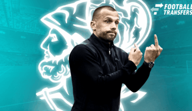 Fans van Ajax schreeuwen massaal om ontslag van John Heitinga