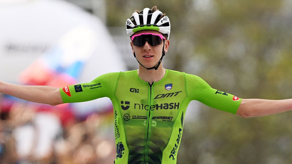 Pogacar prolongeert wereldtitel met indrukwekkende solo van 66 kilometer in Rwanda