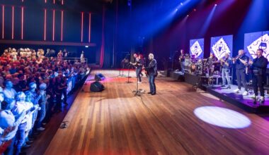De zaal gaat uit zijn dak bij het concert van Rowwen Hèze! | 40 jaar Rowwen Hèze