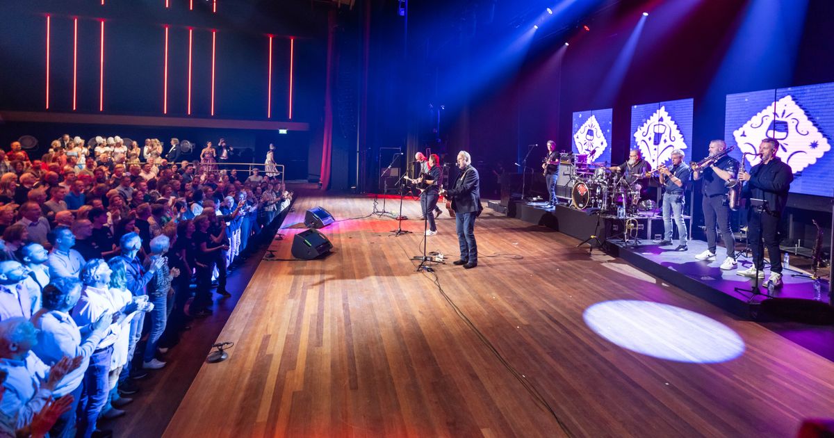 De zaal gaat uit zijn dak bij het concert van Rowwen Hèze! | 40 jaar Rowwen Hèze