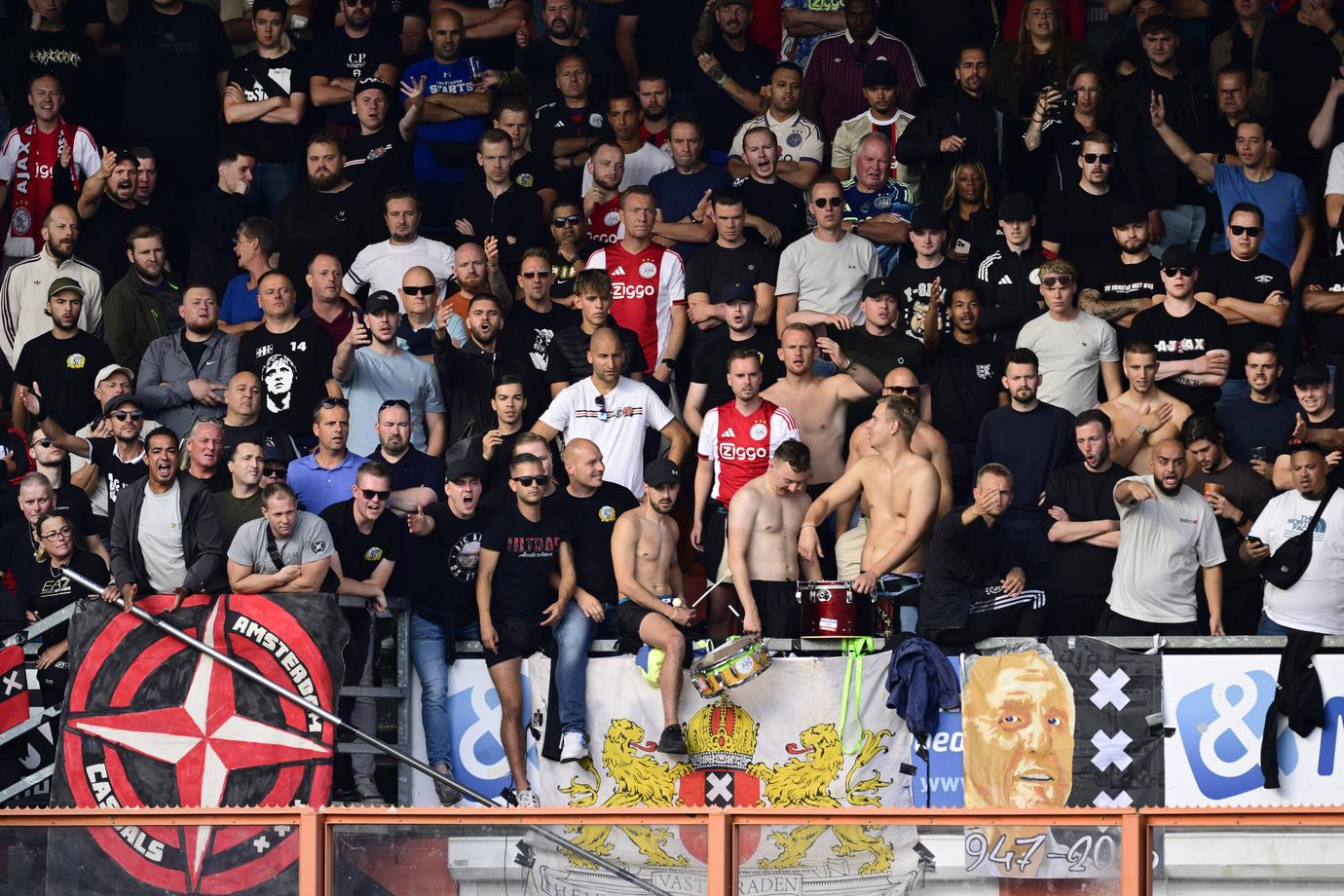 Ajax-fans reageren vol frustratie op nieuwe vacature