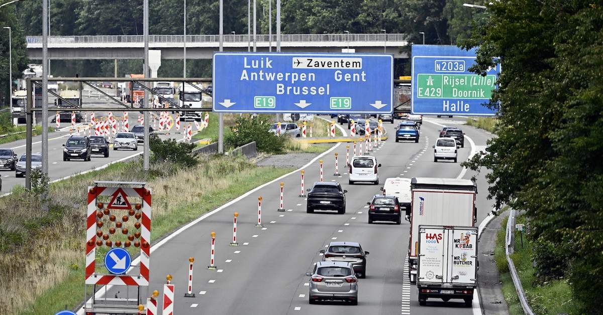 Bizar: Lichaam hangt achter verkeersbord snelweg Brussel, politie doet onderzoek