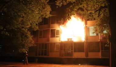Woning in Den Haag zwaar beschadigd door brand, omwonenden van balkon gered