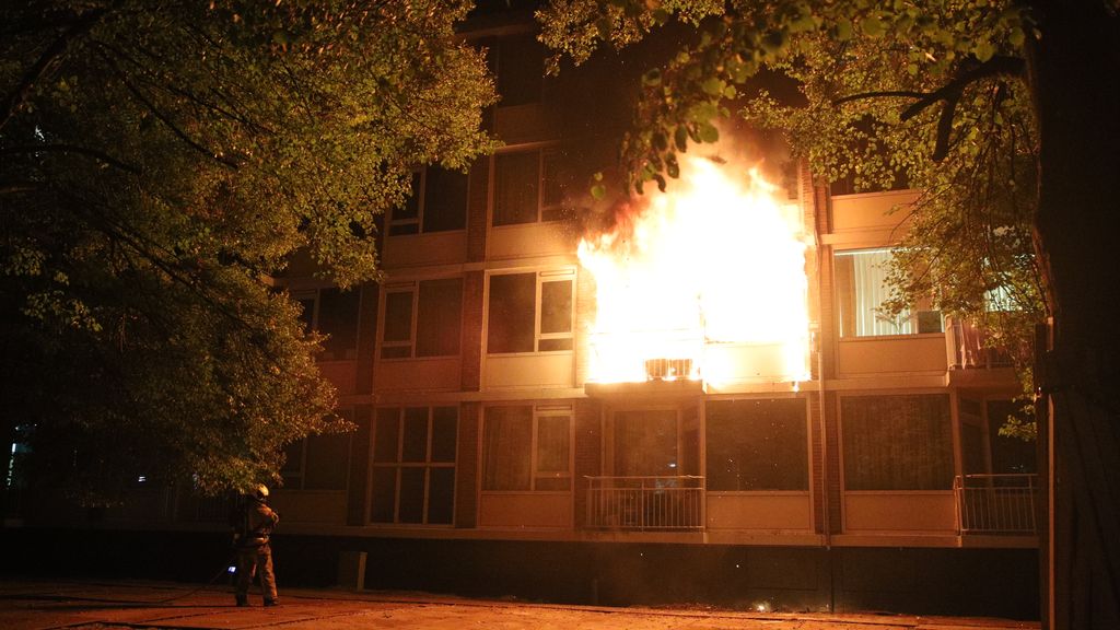 Woning in Den Haag zwaar beschadigd door brand, omwonenden van balkon gered