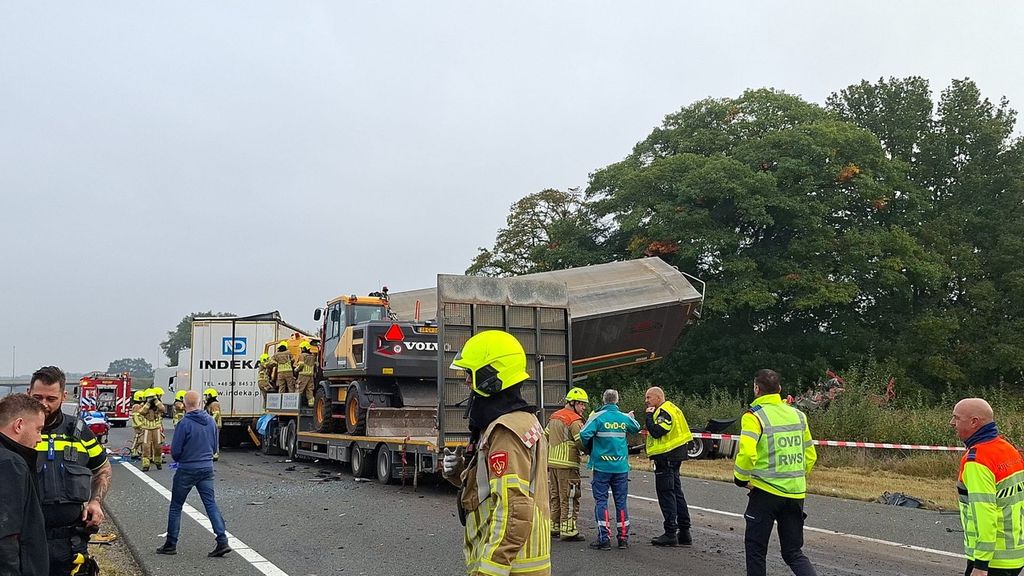 Dode bij ongeval met vier vrachtwagens op A73 bij Belfeld