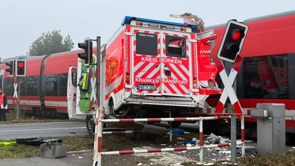 Duitse patiënt (88) in ambulance overlijdt bij botsing met trein