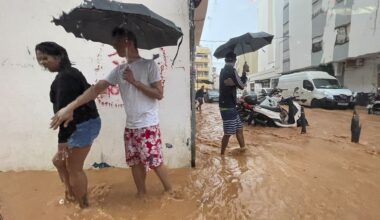 Ondergelopen straten door noodweer op Ibiza, militairen ingezet