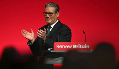 Britse premier Starmer gaat in speech gevecht aan met Farage