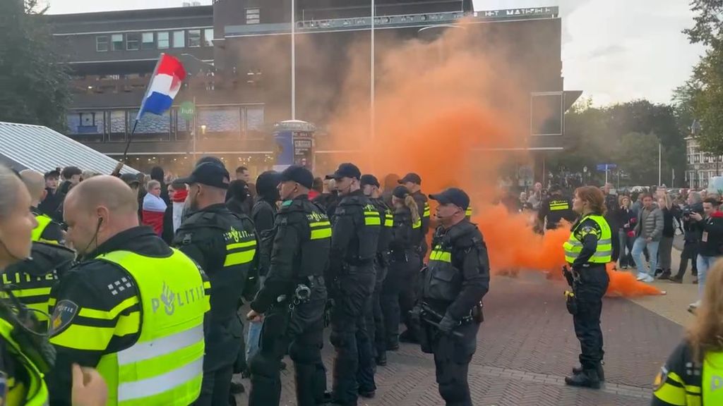 Zes aanhoudingen bij betogingen van voor- en tegenstanders azc Amersfoort