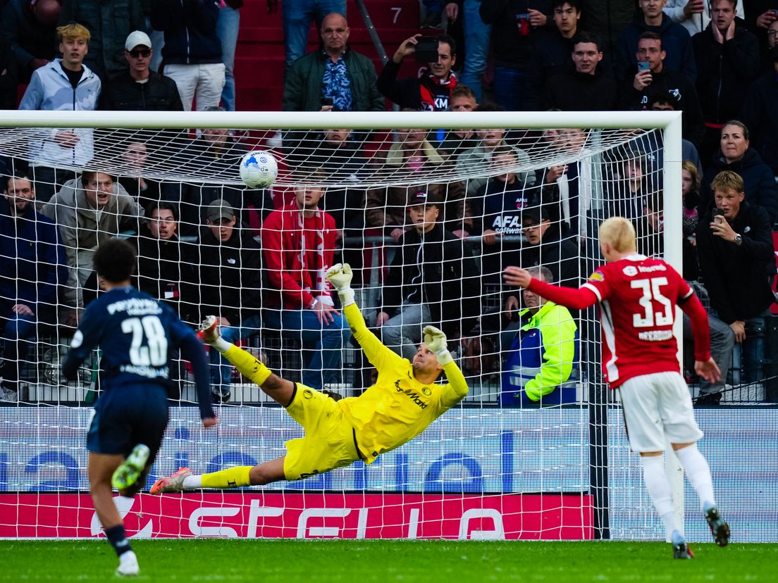 Meerdink schiet de 3-3 binnen tegen Feyenoord
